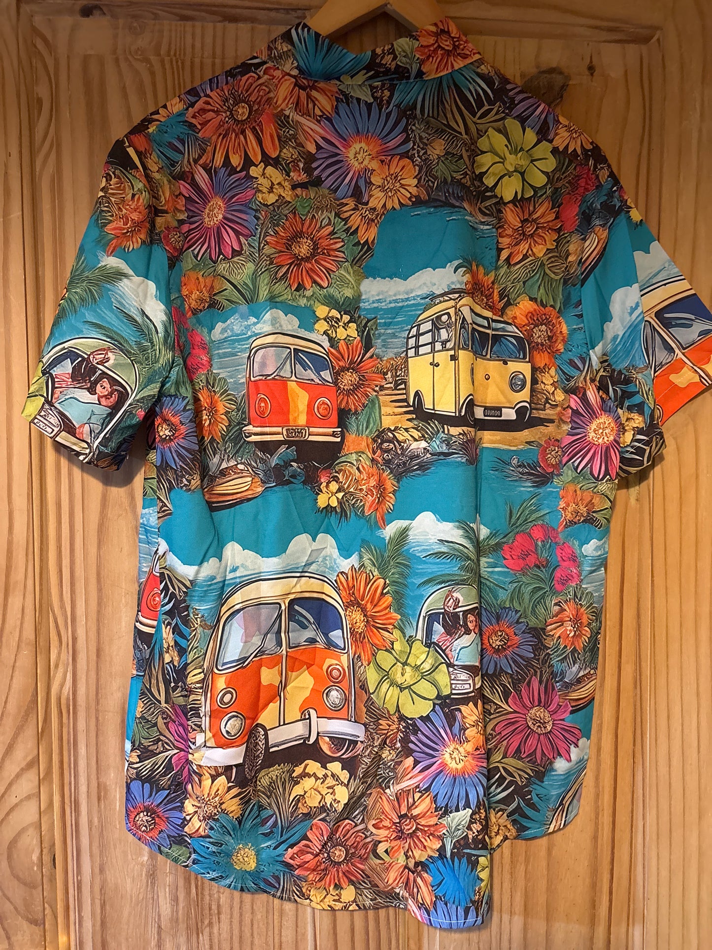 Hé, mon frère, la camionnette aménagée, c'est génial, la chemise hawaïenne est nulle.