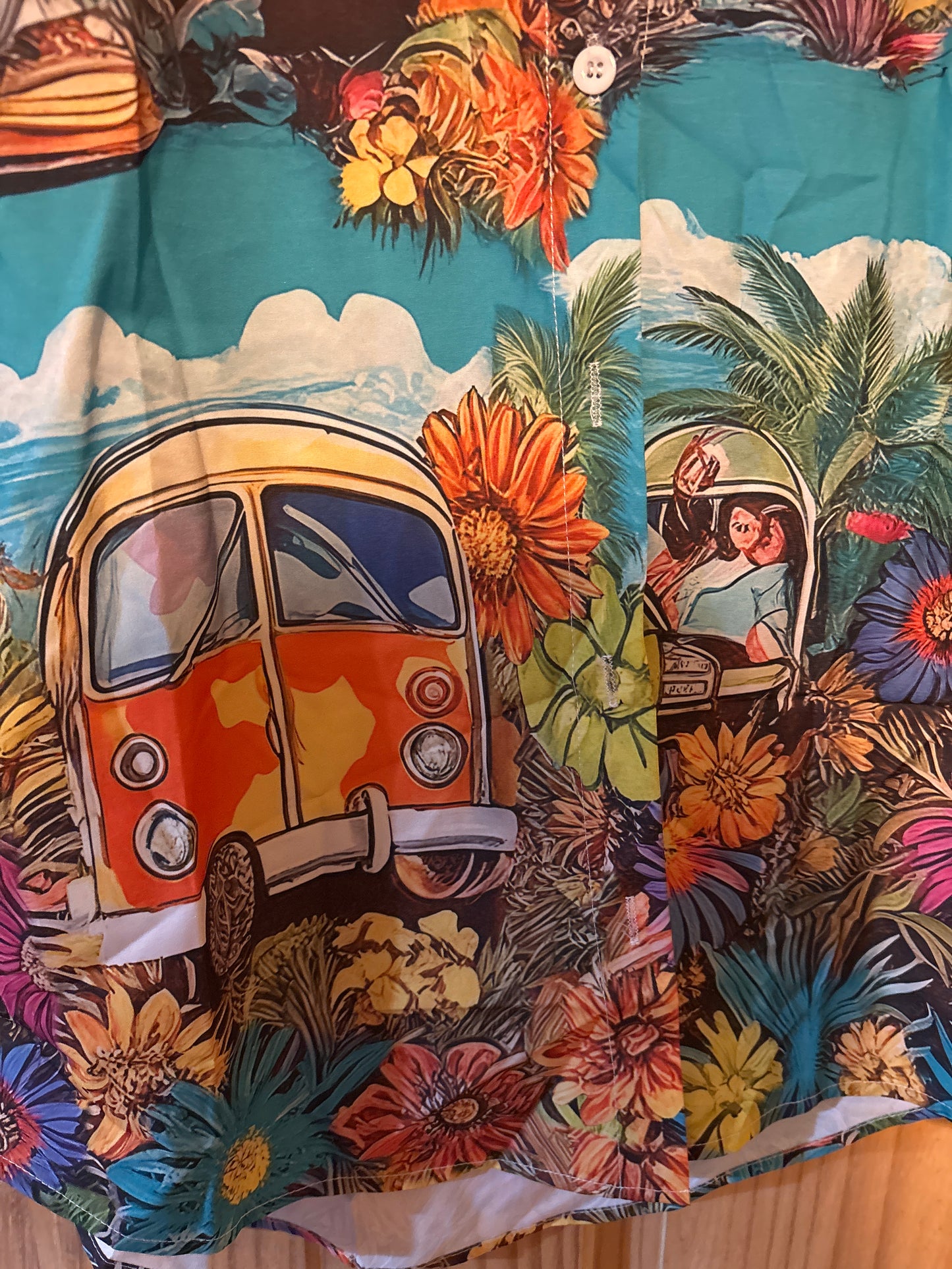 Hé, mon frère, la camionnette aménagée, c'est génial, la chemise hawaïenne est nulle.