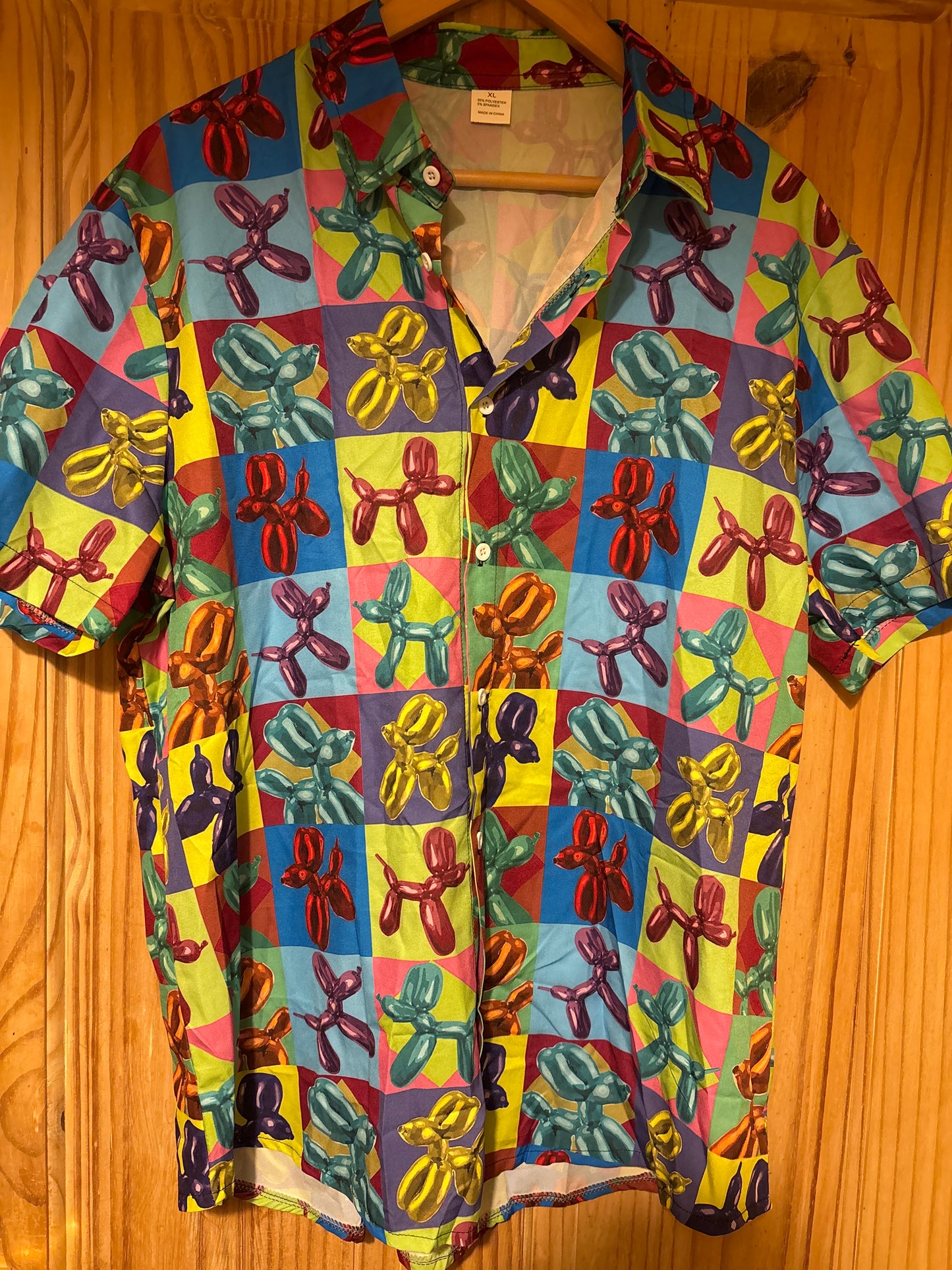 Le magicien est bon avec les ballons. Chemise hawaïenne de merde.