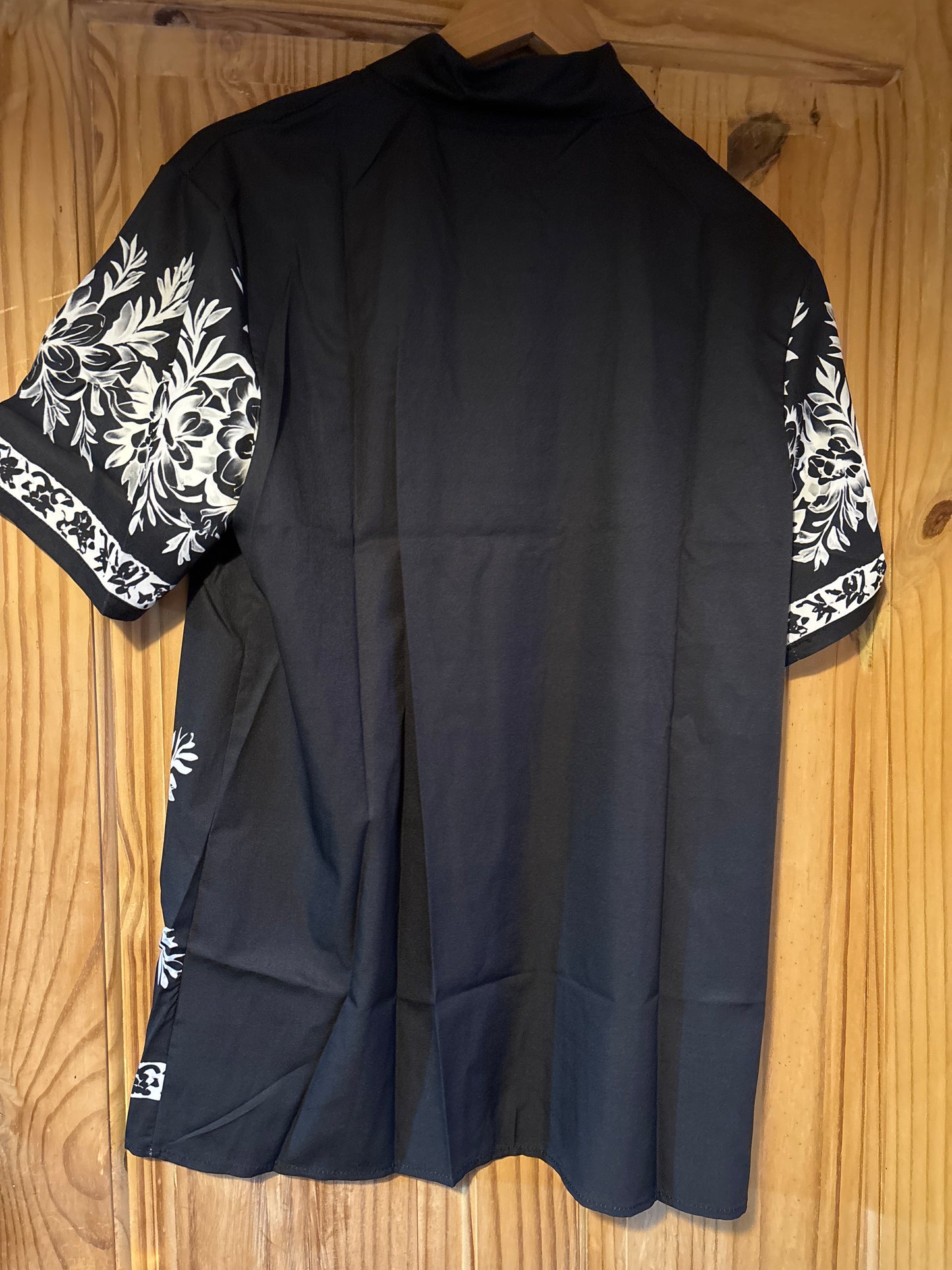 Les chemises colorées n'ont pas été inventées chemise de fête originale.