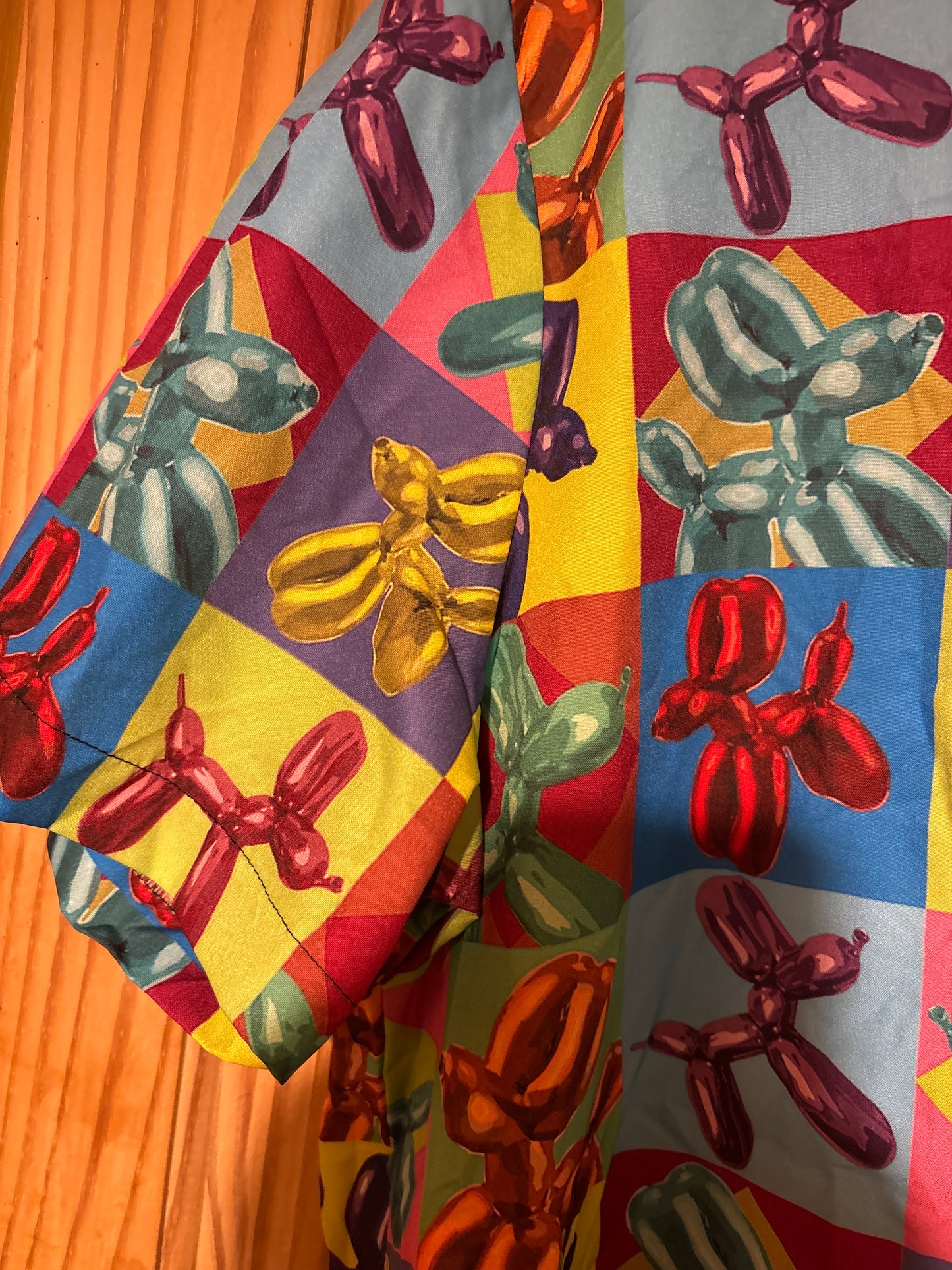 Le magicien est bon avec les ballons. Chemise hawaïenne de merde.