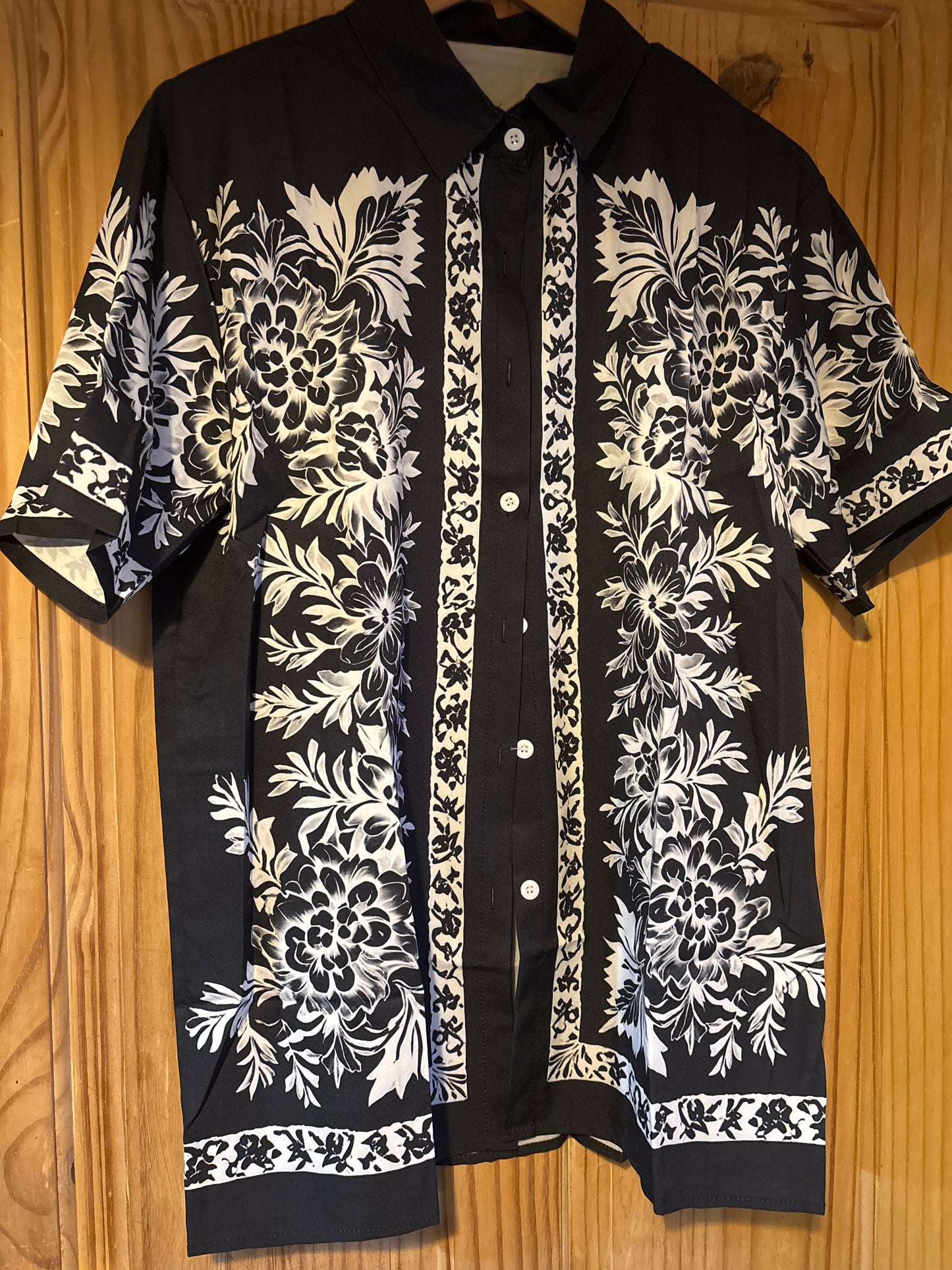 Les chemises colorées n'ont pas été inventées chemise de fête originale.