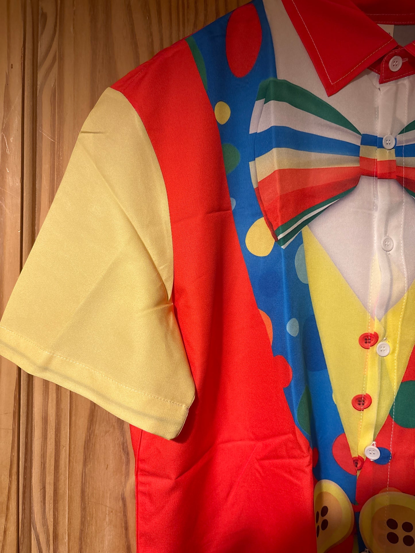 Le pote qui est un pitre une chemise hawaïenne