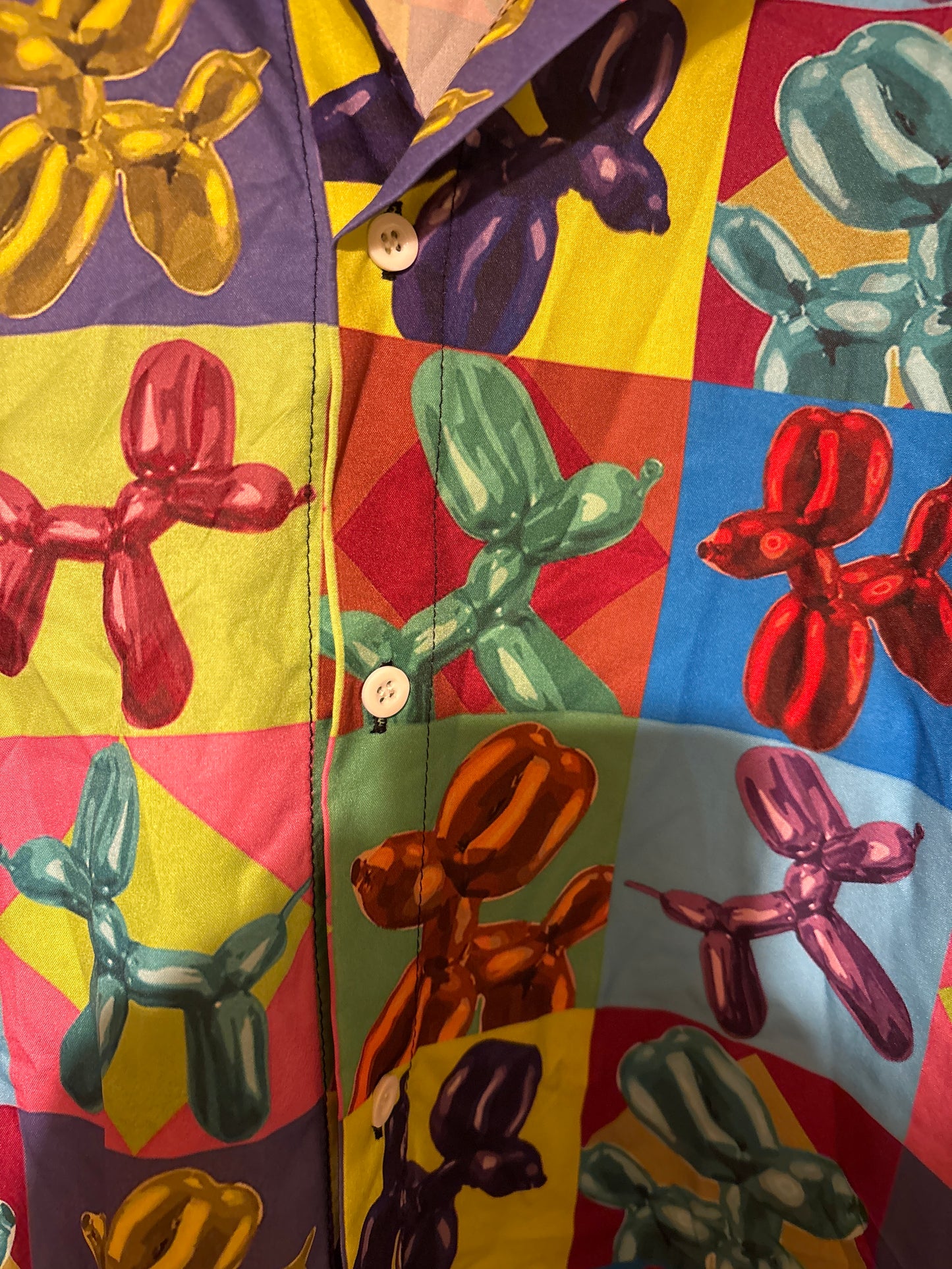 Le magicien est bon avec les ballons. Chemise hawaïenne de merde.