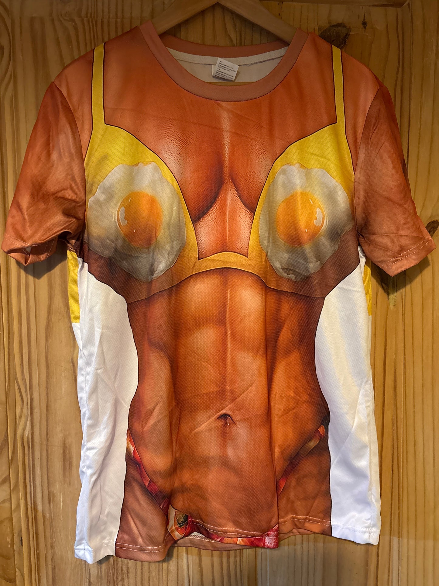 Il portait un minuscule bikini œuf avec un T-shirt "six pack de merde".