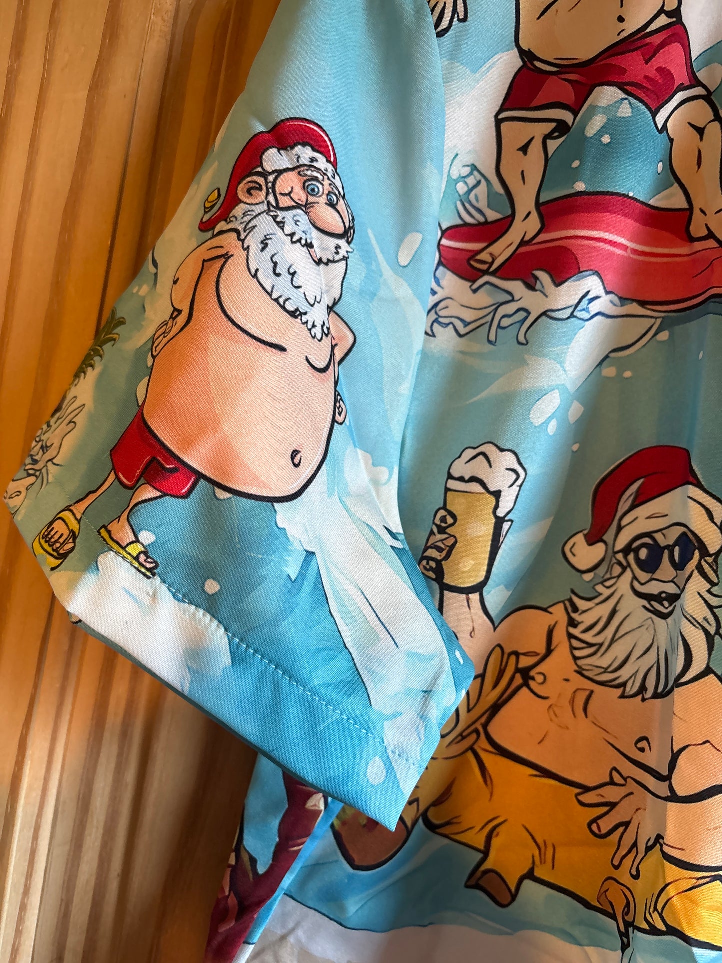 Le reste de l'année, le père Noël est un chemise hawaïenne de merde