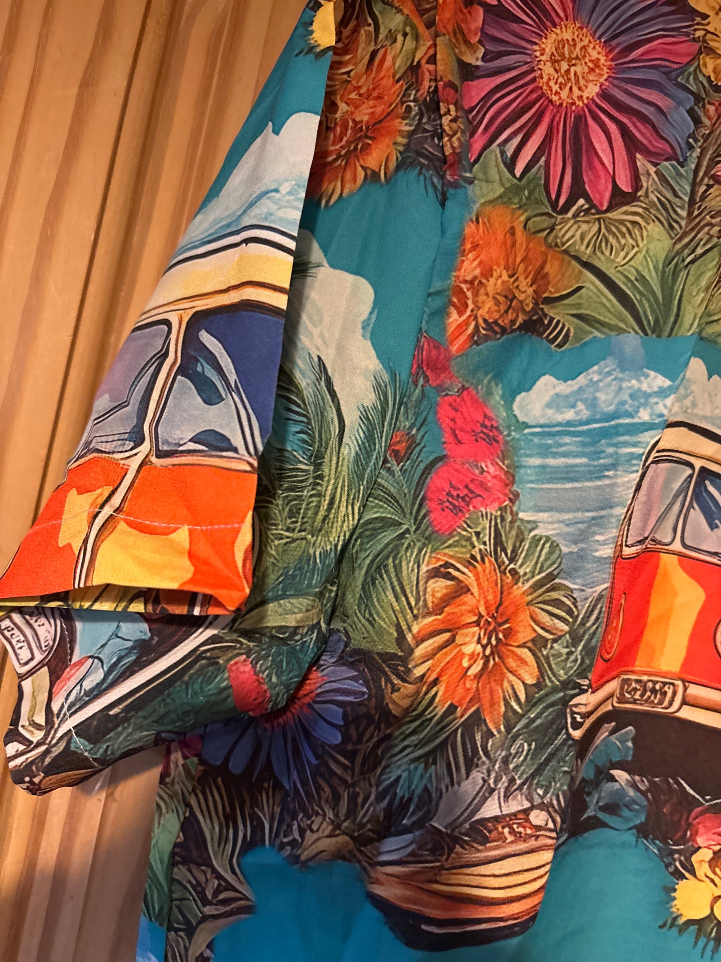 Hé, mon frère, la camionnette aménagée, c'est génial, la chemise hawaïenne est nulle.