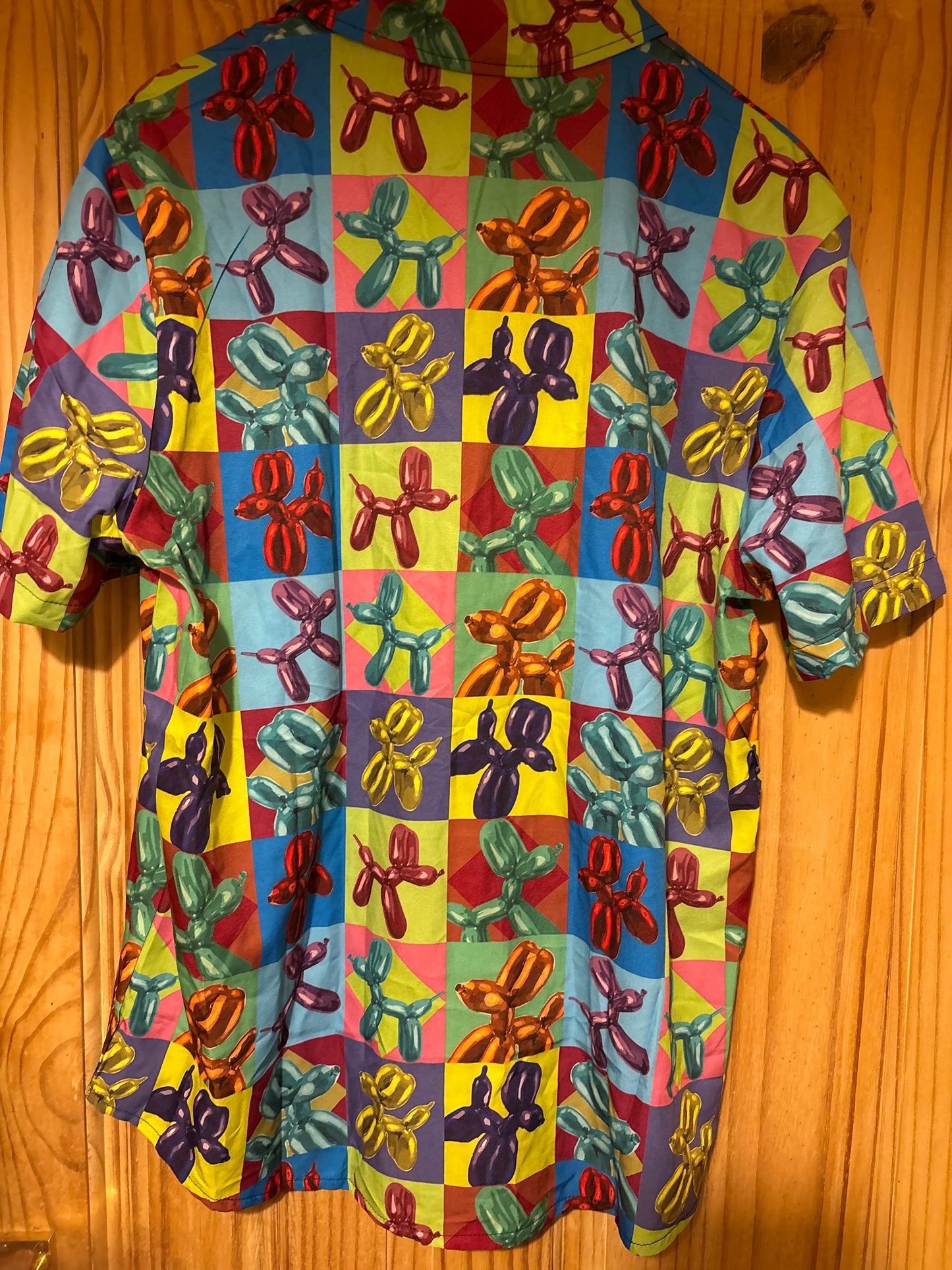 Le magicien est bon avec les ballons. Chemise hawaïenne de merde.