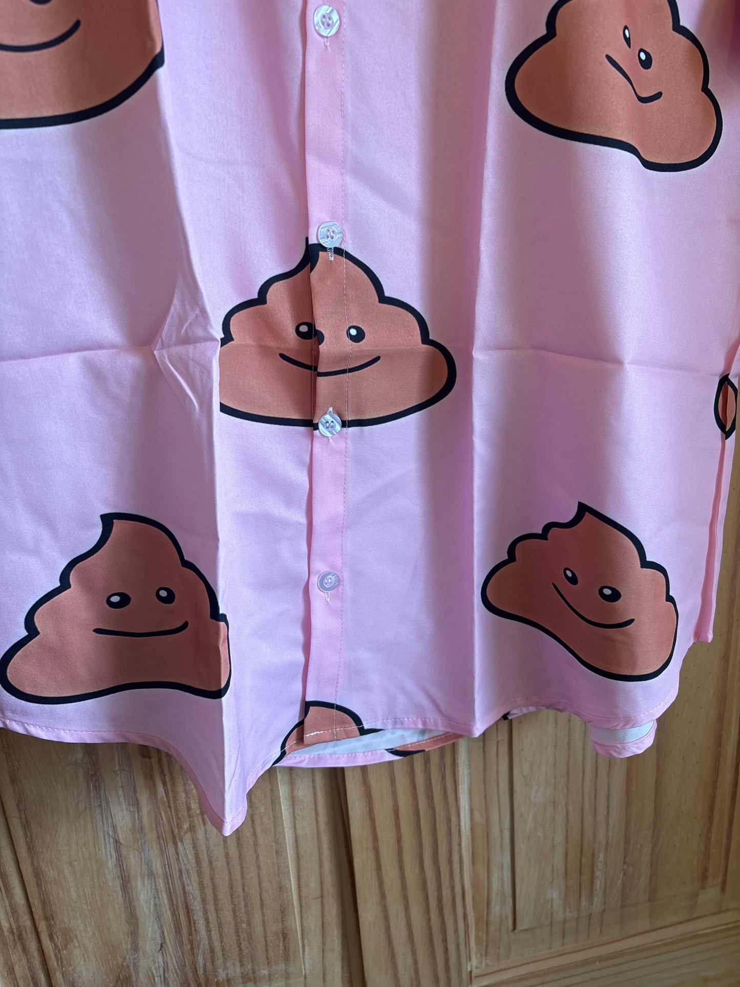 La chemise hawaïenne classique rose avec l'emoji caca