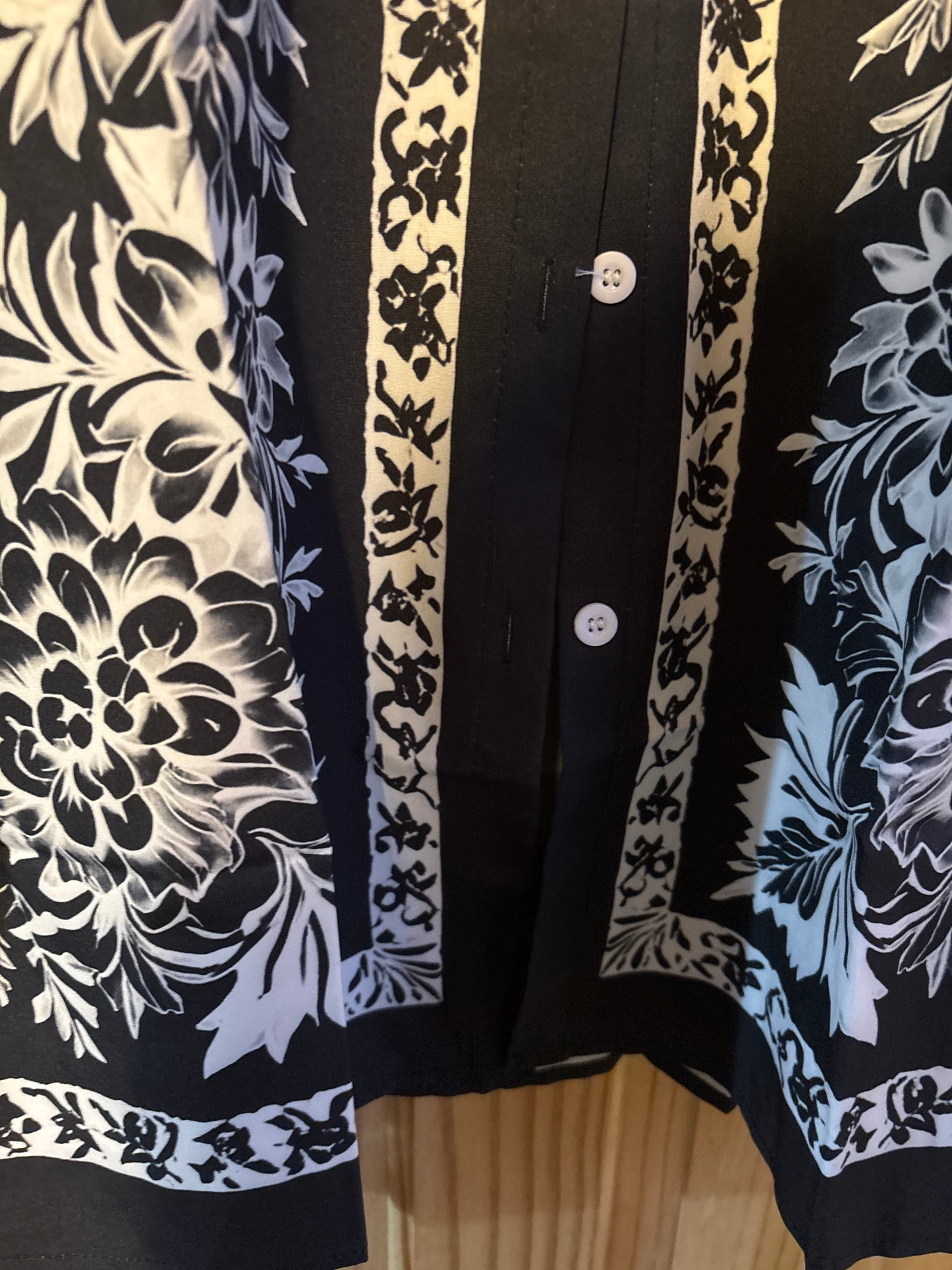 Les chemises colorées n'ont pas été inventées chemise de fête originale.