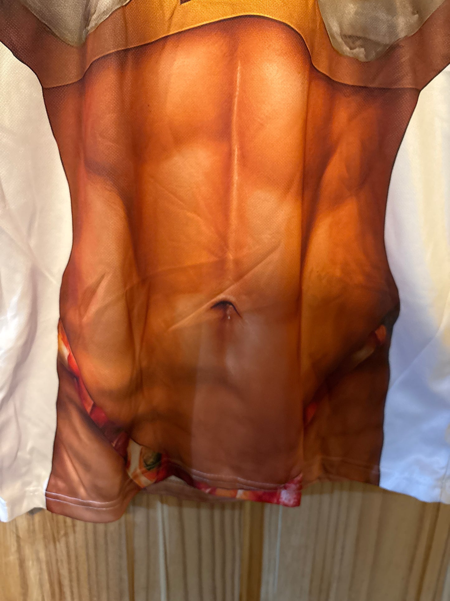 Il portait un minuscule bikini œuf avec un T-shirt "six pack de merde".
