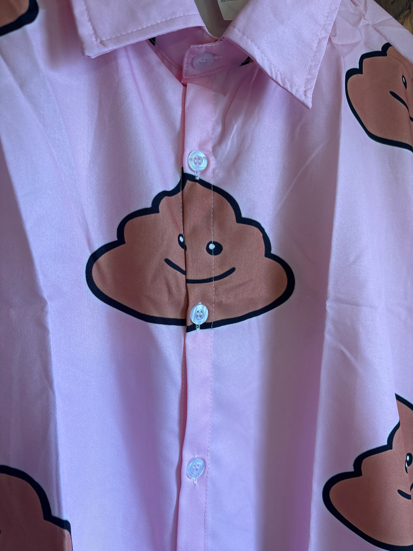 La chemise hawaïenne classique rose avec l'emoji caca