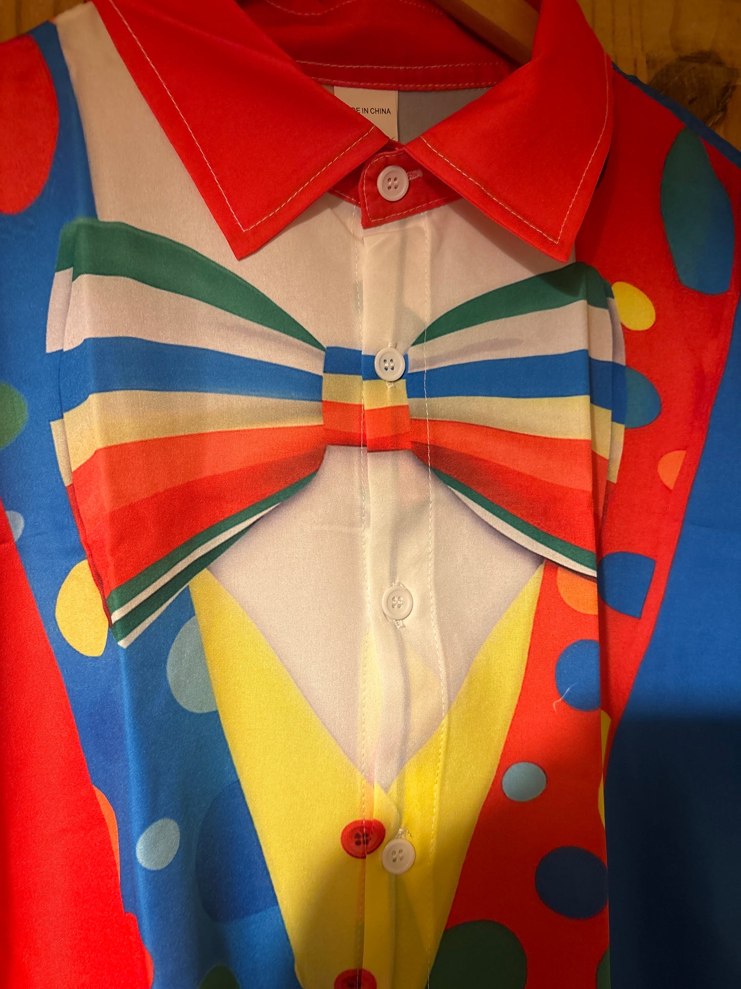 Le pote qui est un pitre une chemise hawaïenne