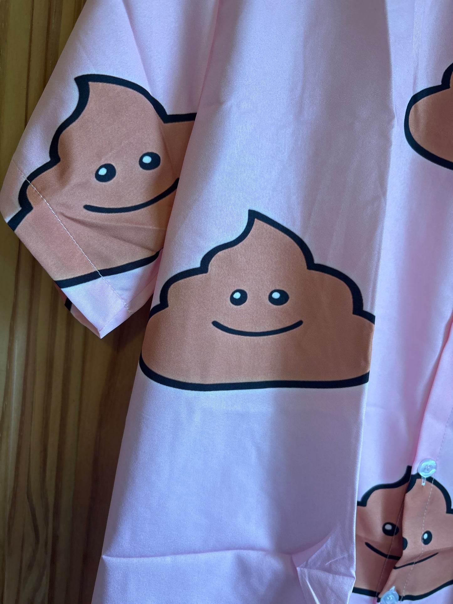 La chemise hawaïenne classique rose avec l'emoji caca