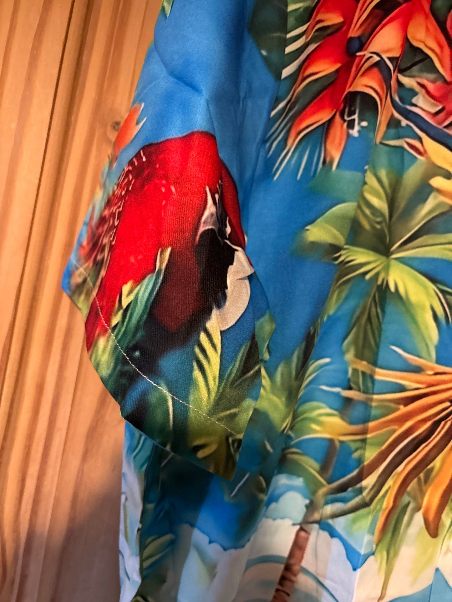 Quel joli garçon alors cette chemise hawaïenne de merde
